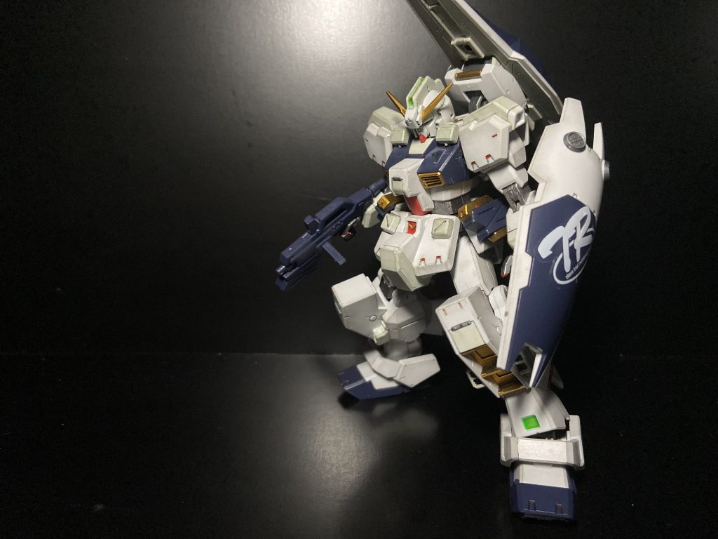 合わせ目消しの練習がてらの制作です^ ^味付けに明るめのグレーとかを部分塗装。ゴールド•シルバーはランナー塗装。ウェザリングマスターのススをエッジ中心にしてから半艶トップコートです。