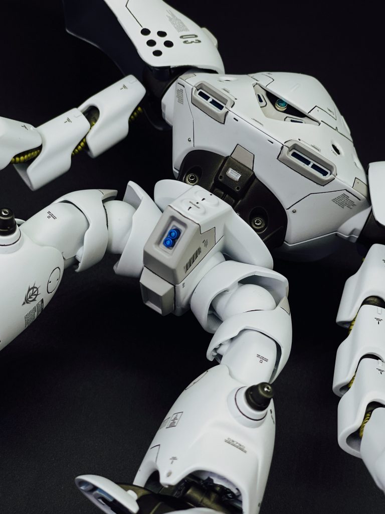 股間のバーニアにはOボルトをブルーに塗装してワンポイント。