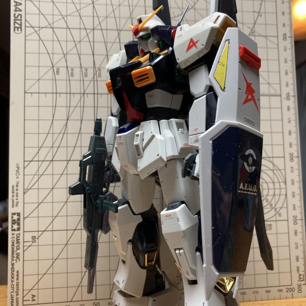 ゼットコンに投稿するため、ガンダムMK-Ⅱの高機動迎撃機を作成しています。いよいよ最終段階のディテールアップです。メインスラスターは塗料がなかったので、車のタッチアップペンで代用して筆塗り。カメラやセンサーは付属のシール。デカールはパーソナルマークのみ水転写を使い、後は78ガンダムverカトキのシールをくどくならない程度に貼り付けました。盾は腕から離れていてバランスが悪く感じられたので短縮加工しました。予備のエネルギーパックが干渉するので取り外し。笑後は完成写真をアップするだけが、背景や照明とか工夫して、なんとか見栄え良く仕上げたいです。（3枚目）