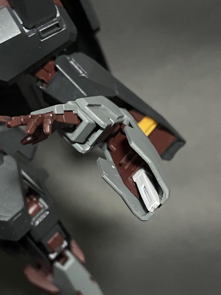 前腕はプルトーネの機構を活かして、サーベルラックを設置。