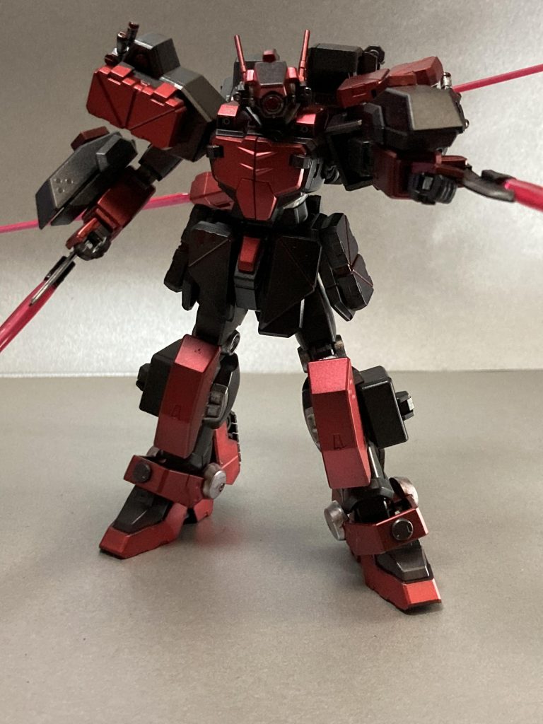 背部サブアームのガトリングもパージした奥の手。サブアームに仕込んだビームサーベルを合わせた四刀流で、アニメでは片腕のダガー一本で回転滅多切りしてたのをリスペクト。4倍以上の破壊力にしてしまおうとつくってしまいました。