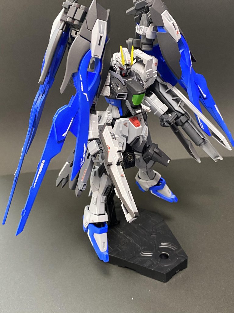 大口径ビームライフルビームソードとビームガンをドッキングした武装。通常のビームライフルより威力が高くあまり使用しない。