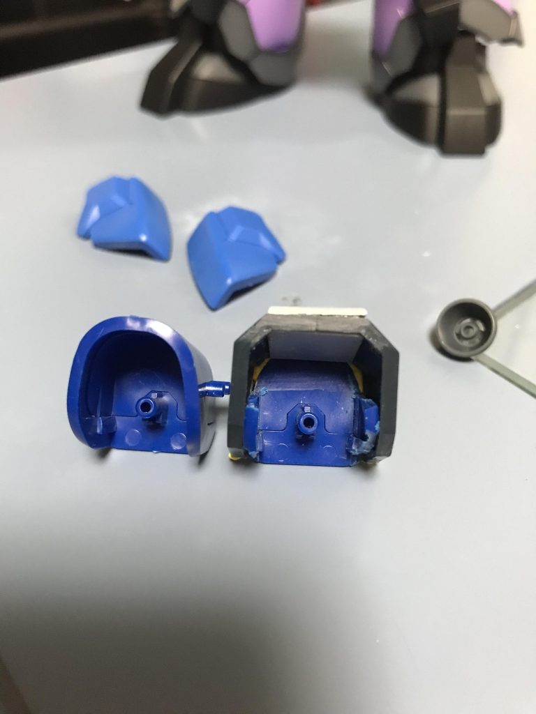 肩パーツはR35のカバーを外してぶった切りっ！Σ(￣。￣ﾉ)ﾉ旧キットのプロトタイプドムの肩を被せて作ってます