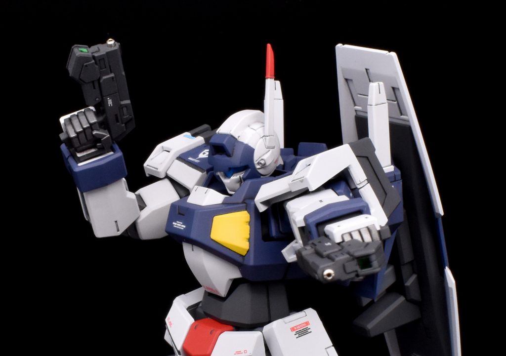 主兵装のドッズハンドガン。デザインの違和感がなかったので、武器はアストレアタイプFのGNピストルを使用。脚部のホルスターも同様です。持ち手と軸を太らせるだけで簡単にシャルドールに取り付けられます。発射口はメタルパーツにしてみました。