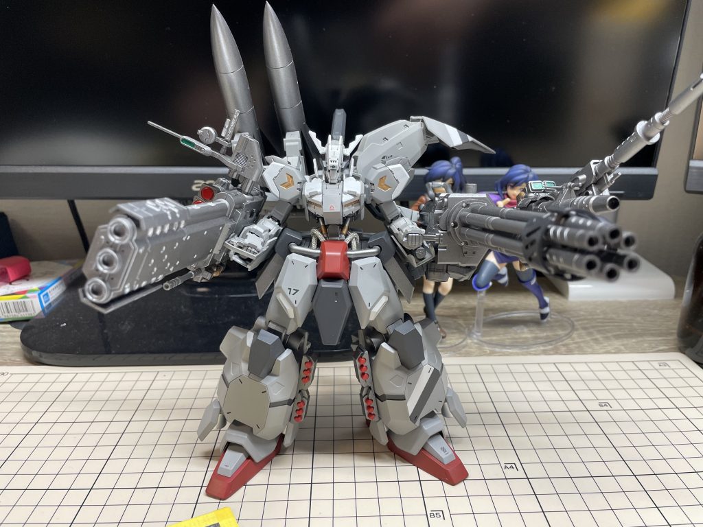 上半身はグシオンで、下半身をグスタフカールから持ってきました。持たせてる大きな武器を全部持たせようとしたら、本来のグシオンの足じゃバランスが保てなかったんですね。これでも武器は少し減らしたんです。配色はドイツ戦艦のビスマルクを気持〜ち参考にさせて貰ってます^ ^