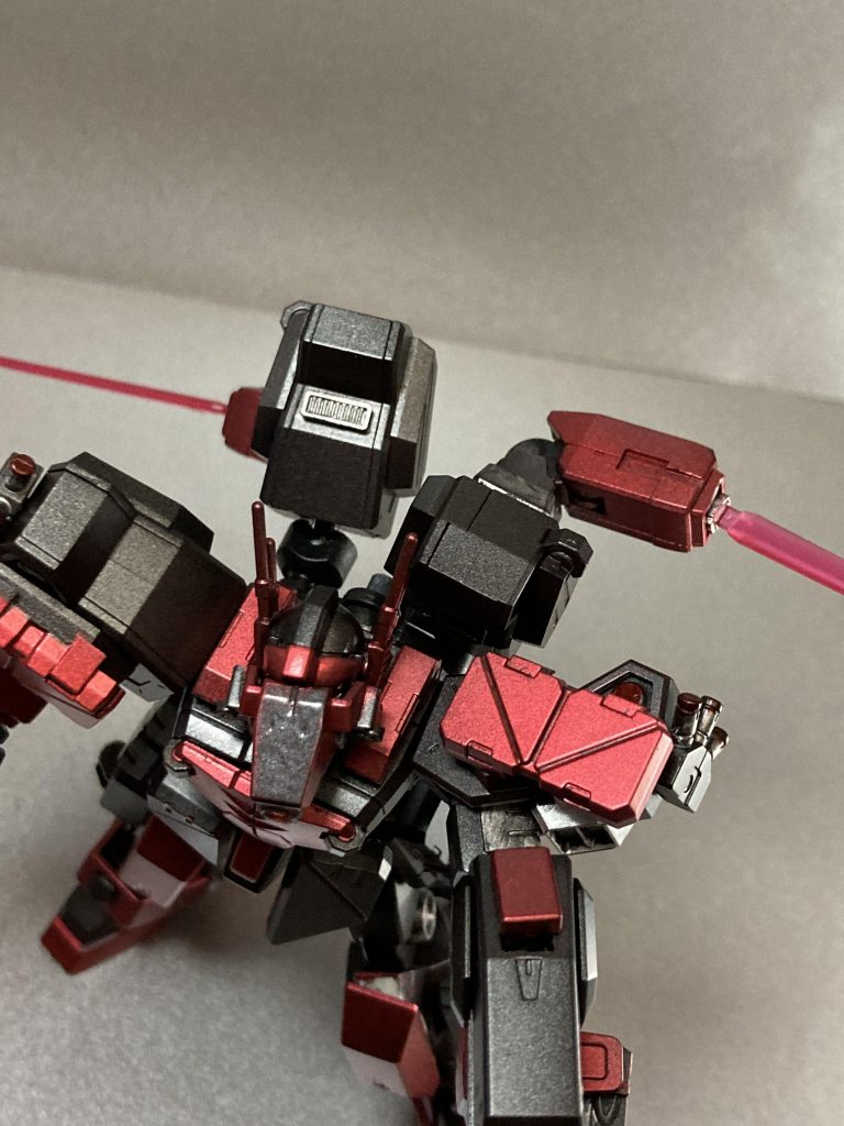 背部サブアームもそこそこの範囲可動できます。