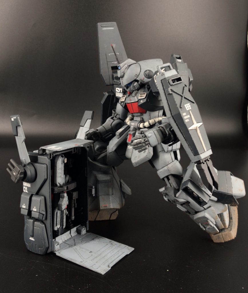 こんな感じでしっかりショートビームランチャーとツインビームスピアを入れてますショートビームランチャーは二つのパーツに分割されていて内蔵したネオジム磁石でくっつけて組み立て出来るようにしてます最初はコンテナの中身は別に無しでもいいかと思ってましたが、やっぱりちゃんと設定したいなと思って大幅に改造しました。