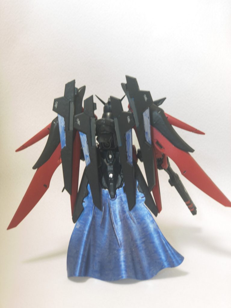 背中のバックパックには新たにライフルビットが4基マウントされており、射撃能力が強化されている。腰部にはビームマントユニットを装備。