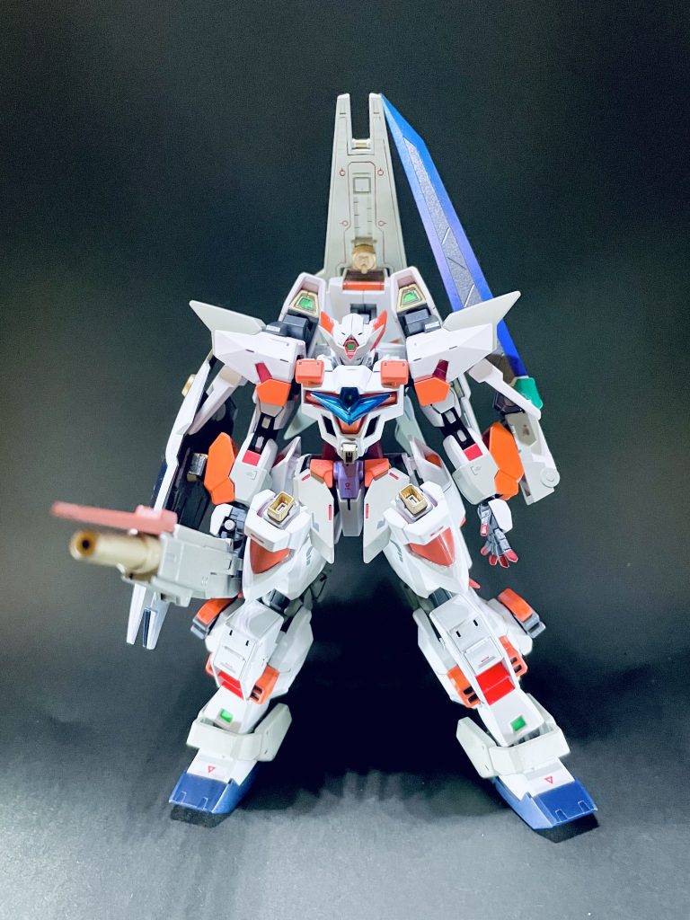 正面から見た際にオレンジ色が山型に並ぶようにし、見る側の視線が自然に頭部に行くように視線誘導という技法を導入しています。(実は以前から結構使っている技法です)