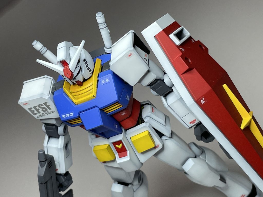 ジ・オリジンのガンダムに付属していたシールを使ったりして、少しだけマーキングしました。