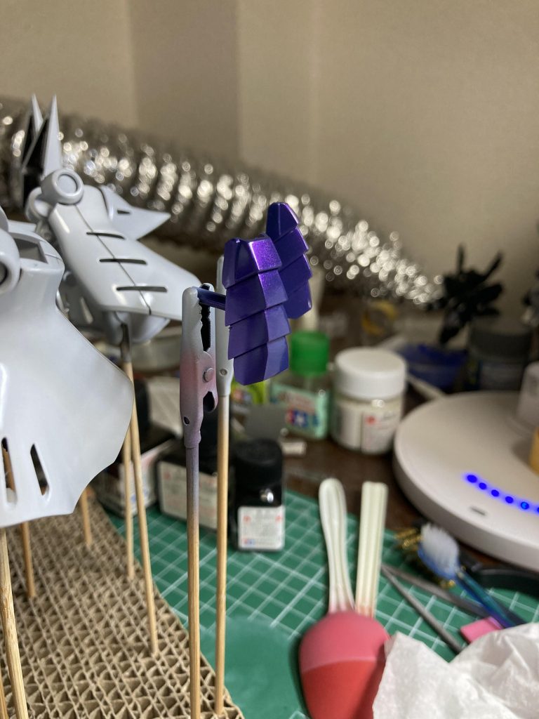 脚部の後ろの装甲を塗装した状態です。ティターンズブルー2に、クリスタルカラーのアメジストパープルを吹いています。