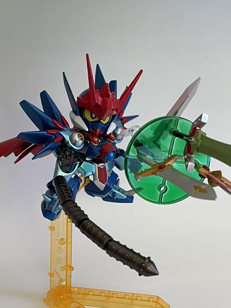 武器を召喚する事も出来る攻防一体の盾です。ヒートロッドで武器をファンネルのように操ります
