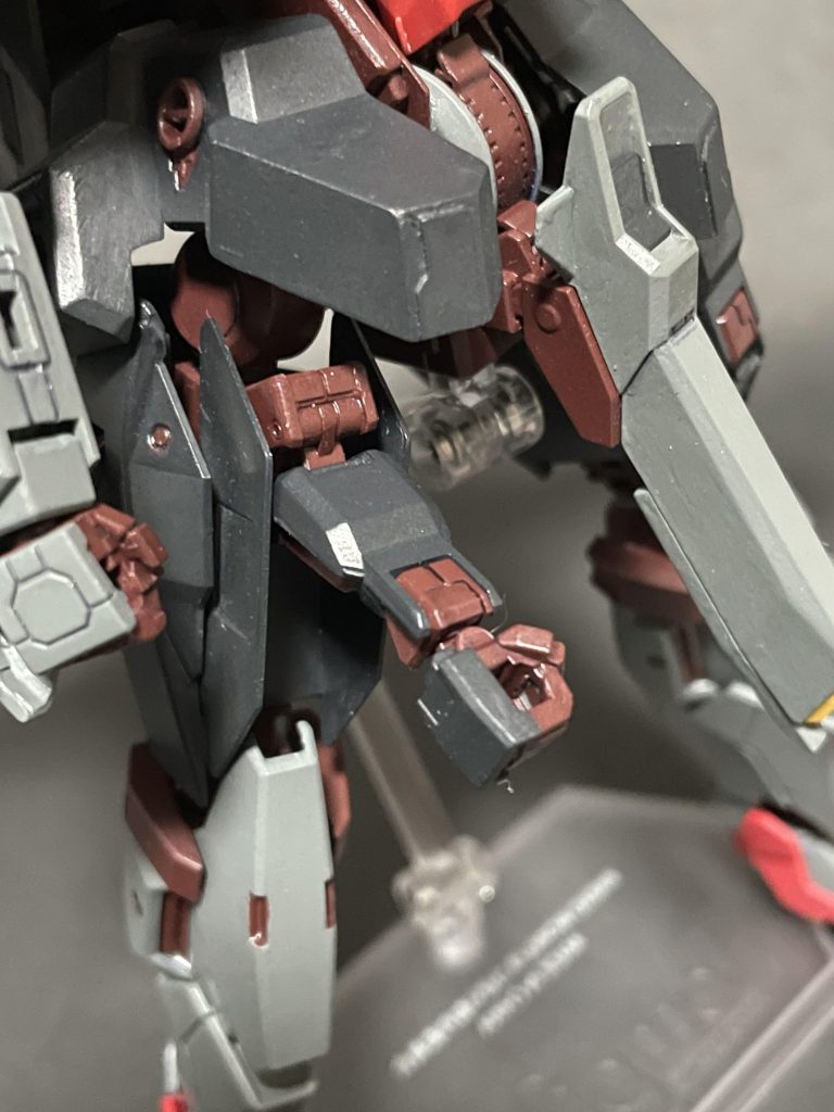 太腿にはハイゼンスレイIIの腕をサブアームとして設置。