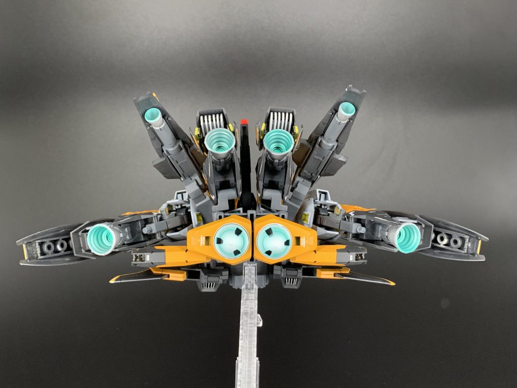 背面画像。GNドライブを装着したことにより各バーニアからGN粒子が噴射するっていう謎設定です。