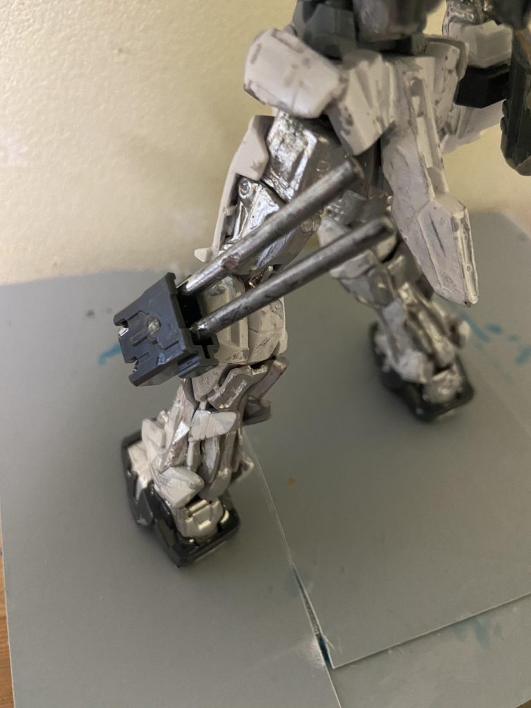 さすがにパイルバンカーが一発だけと言うのはピーキーすぎると思ったので脚部に予備を2本用意して取り付けました。