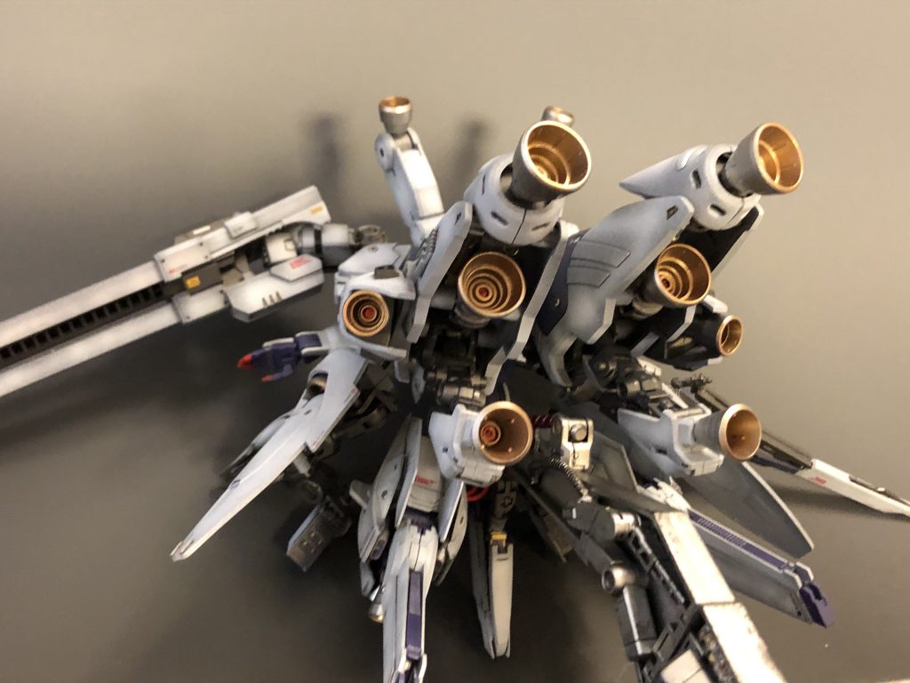 下から。リアスカート内に、隠し腕にもなる可動スラスターをもっています。