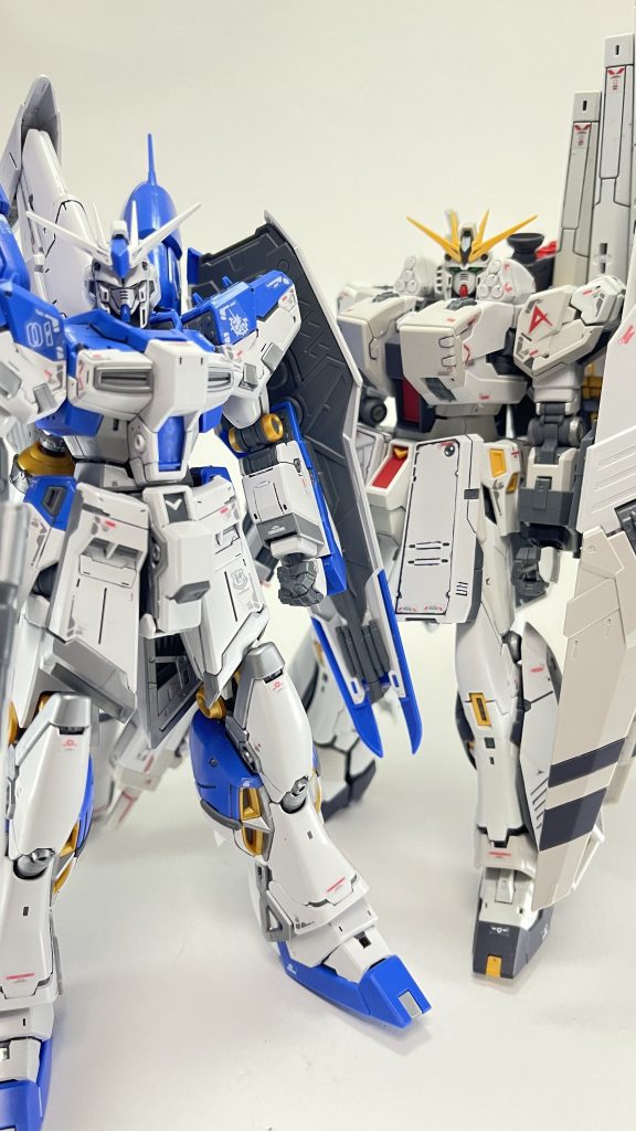 νガンダムHWSと並べてみました。大きさ的にはνガンダムとさほど変わりませんね。