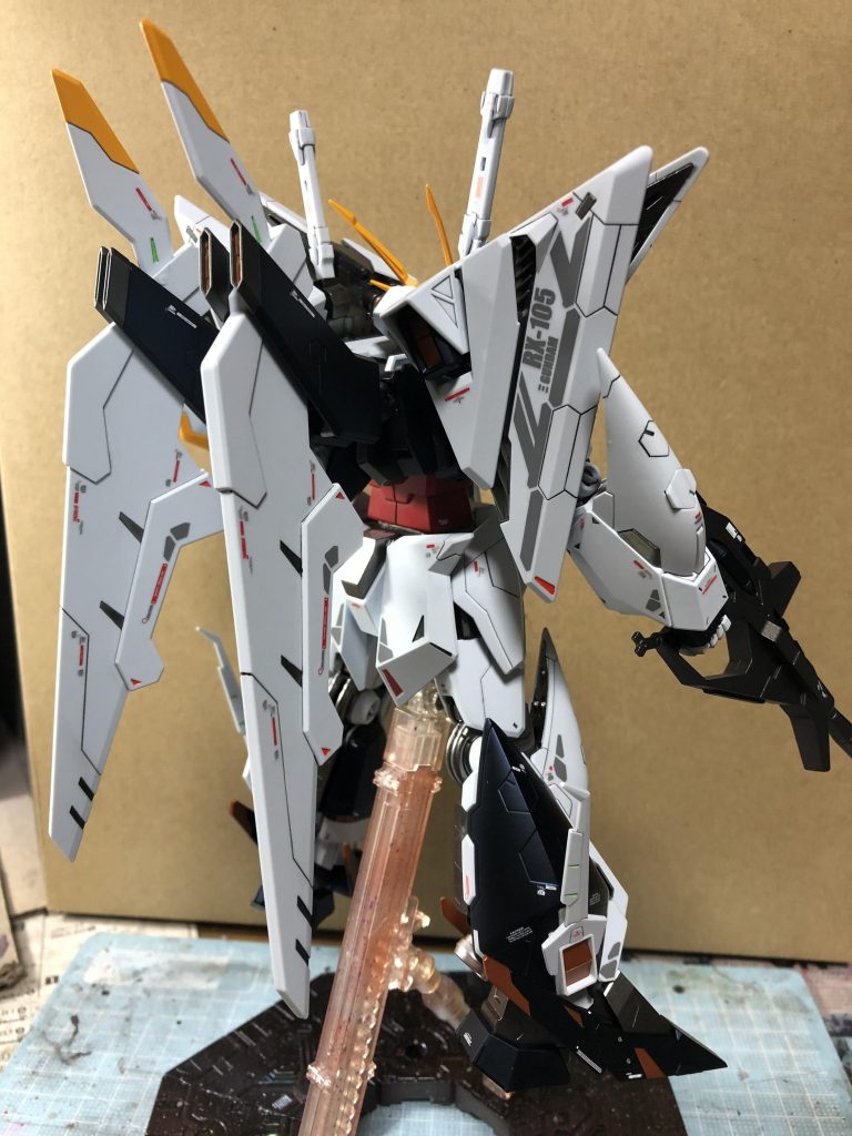 とにかくスタイリッシュになるように製作。自分自身の肉体改造は無理でも、ガンプラの肉体改造なら出来る❗️アンテナ、頬当て、足の側面の羽をシャープ化してあります。ぱっと見クスィーガンダムってMGだったっけ？と思える作品を目指しました。