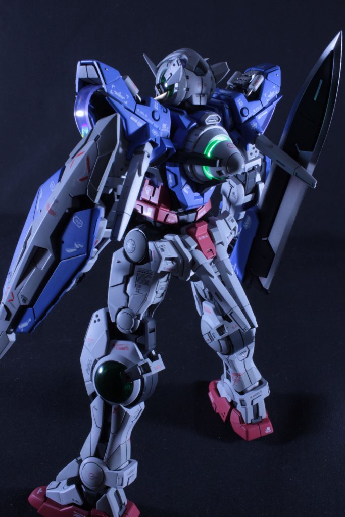 以前製作した恥ずかしいエクシアからLEDキットを流用、メインカラーは白ではなくガイアカラーのニュートラルグレー1と2です。スジボリは苦手&センスないので掘り直し程度にし、プラ板を貼るとゆー方法を取りました。これは今後も使うかもしれない🤔