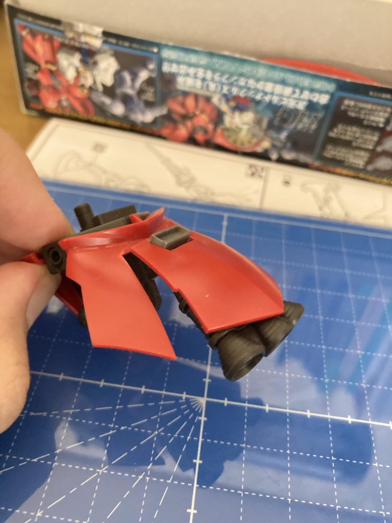 腰の部分はパーツ分割してバーニアの位置も見やすいように移動。そして、少しだけ動くようにしてあります。