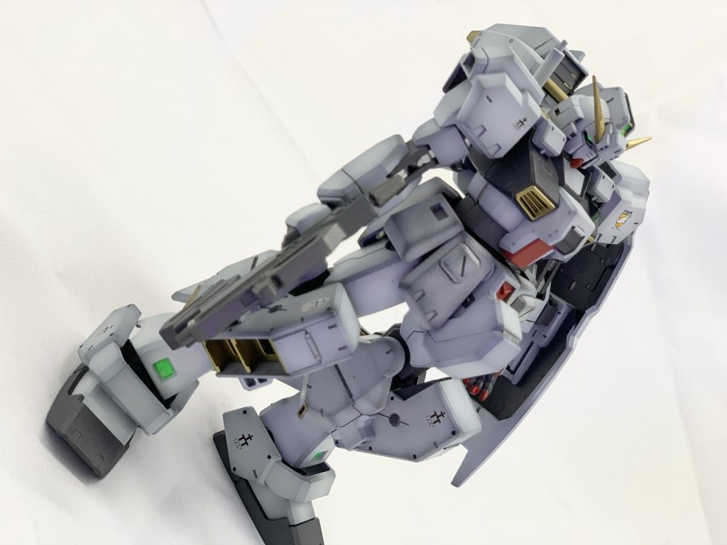 シールドの裏をグレーで塗るだけで映えますよね!