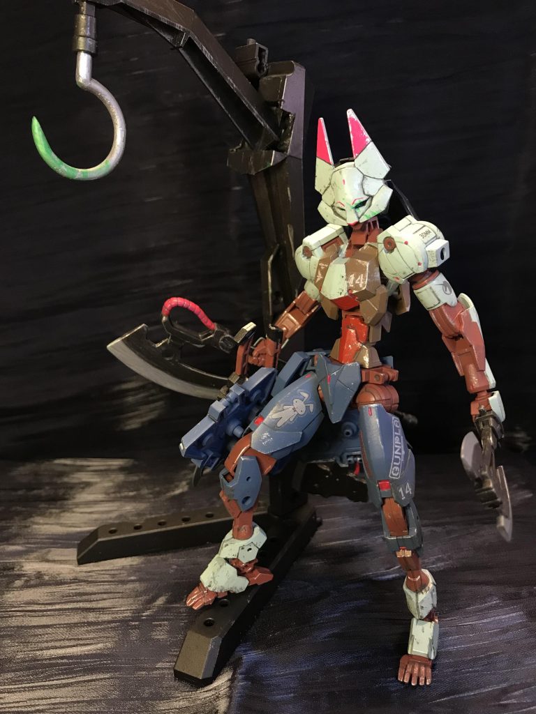 ふとももちら〜り。いつか使いたかったクレしんシールを「今だぁ！！」と使用。処刑台はガンプラのスタンドを合わせて本当に適当に作りました。