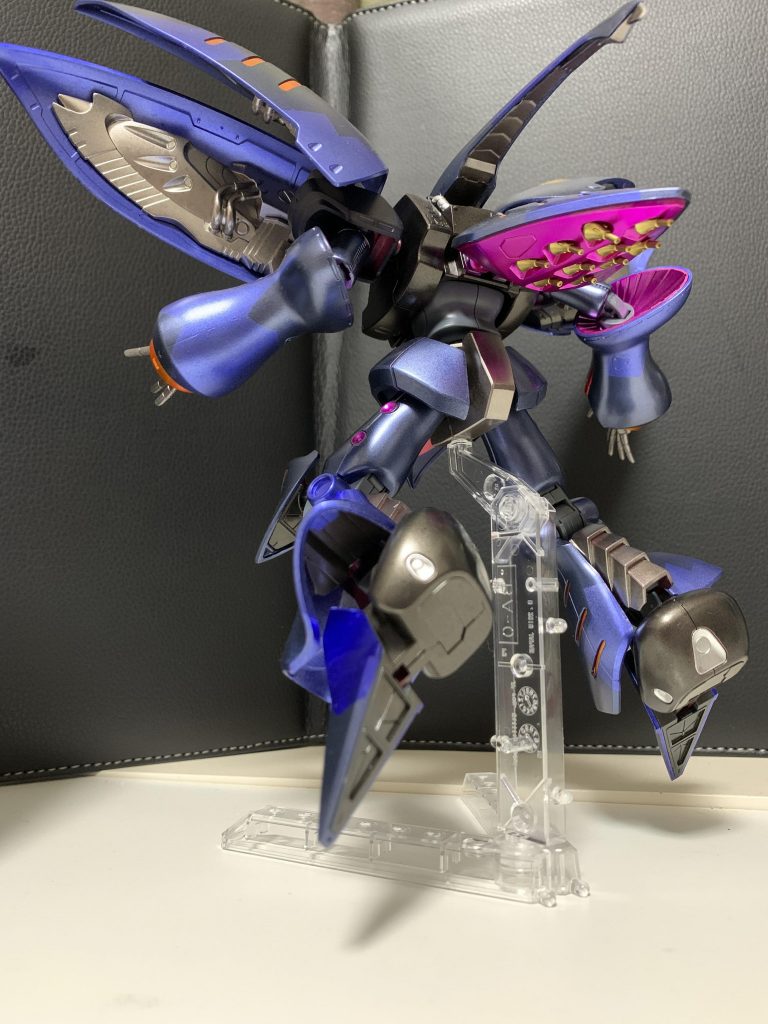 ほとんど見えないですが、ファンネルがチラッと見えるところがたまらないです。ファンネルの金はマッキーでやったりました！