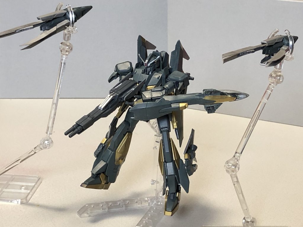 ファンネルはAGE2マグナムのファンネルに切り取ったガンプラの箱を付けて大きな爪のような形にしました。上の画像のように腕に付けて近接武器にも。後ろのウィングはファンネルを取り付けれるようにデルタカイの物を使ってます。