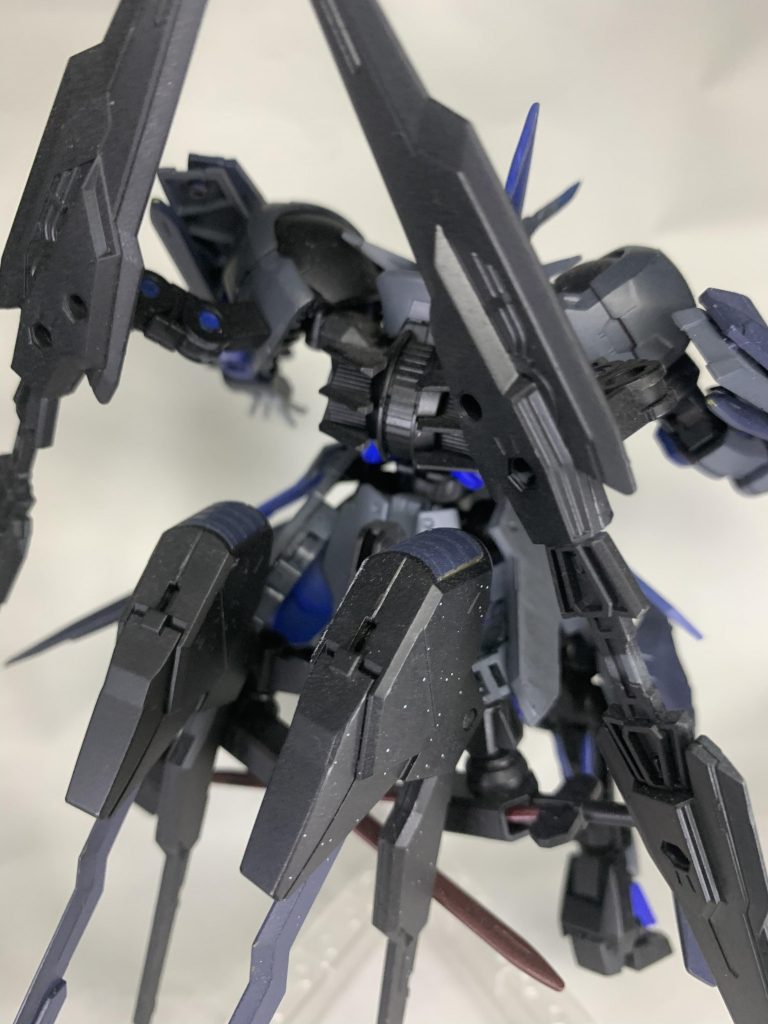 背部ブリューゲルシュベルトは双剣、大剣へと状況に応じて切り替えるバインダーソードは一応バインダーガンとしても使用できるが、エネルギー効率が悪い為あまり使わない