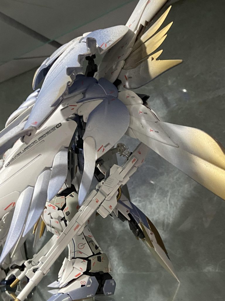 ツインバスターライフルはMGνガンダムVer.Kaのファンネル射出が出来るスタンドから、ボール軸を用いて付けました。シールドはある意味安定して立たせるスタンド的な役割になってます…笑
