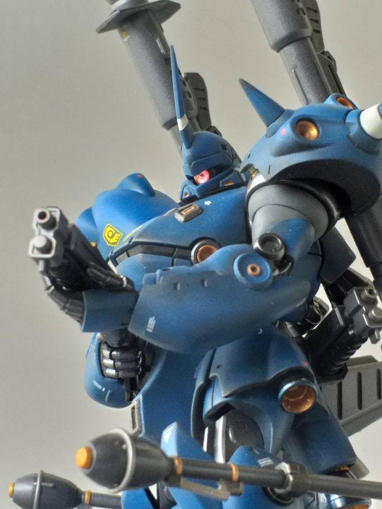 デカールは大きいものだけ「なんちゃって研ぎ出し」とでもいうのか、クリアを厚めにかぶせて番手の大きなスポンジやすりで段差を目立たなくしてみました。後になって「全部やればよかった…」と思いました。　あと細かい部分は１５００円もするゴッドハンドの面相筆を買って、その性能に「ええい、ゴッドハンドの面相筆は化け物か！」ってくらい驚いたので、嬉しくなって武器や本体に差し色入れてみました。(*‘ω‘ *)