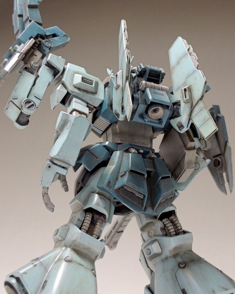 バックパックもジャンクパーツとプラ板で。しいたけディティールで放熱フィンを取り付けました。