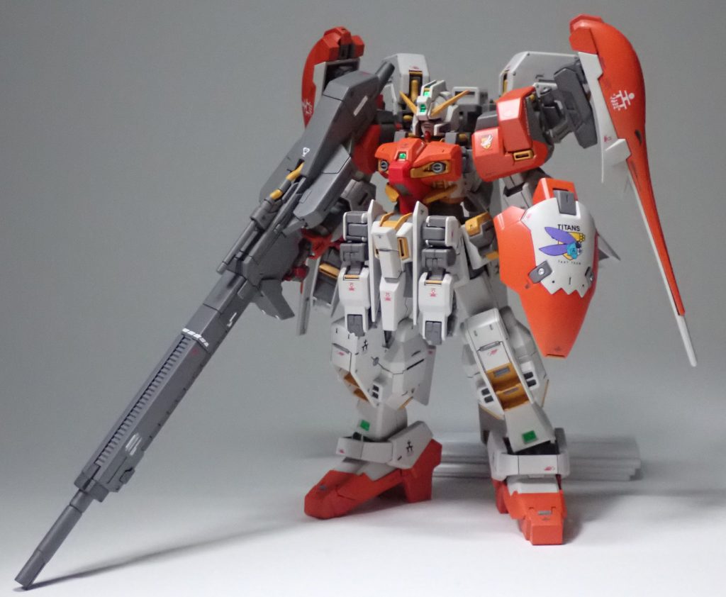 システムウェポンのメガランチャーのグリップを改造して持たせています。