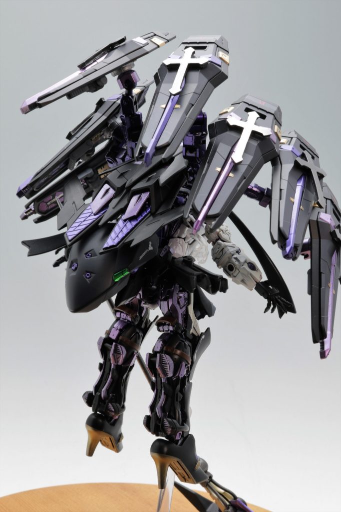 武装時の背面です。8枚のシールドはパープルとヴァイオレットの二種類を交互に配置して、マガイノクタチ中央の、バックパックで左右にアームを伸ばして、シールドを配置しています。