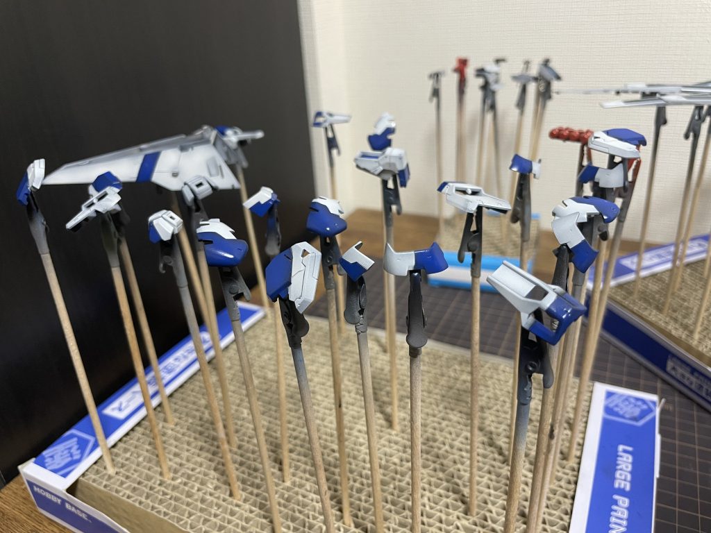 ガンプラ制作で初の黒立ち上げでのグラデーション塗装。使用塗料は水性ホビーカラーです。