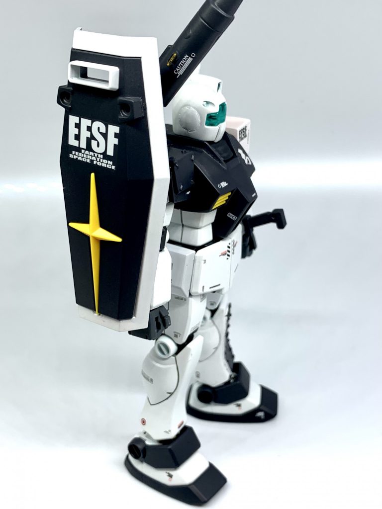 右肩部にシールドと実弾装填可能な肩部キャノンを搭載。