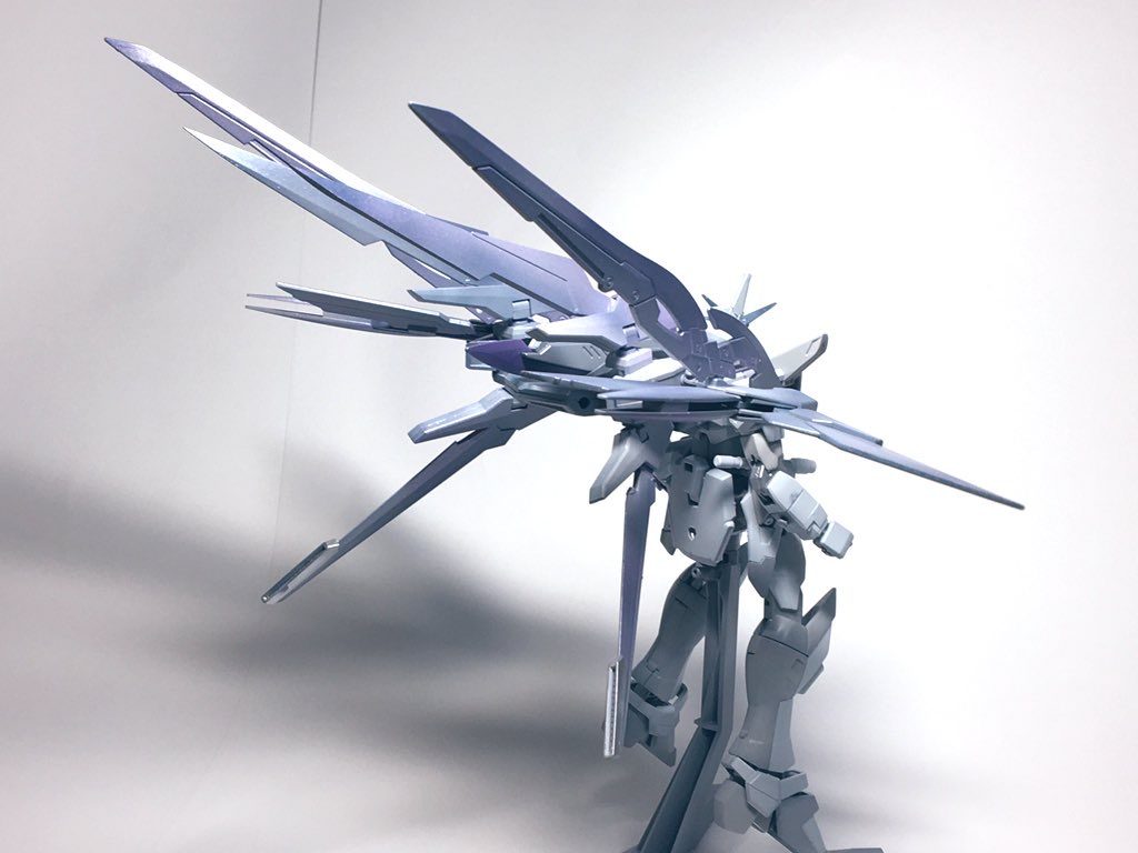 バックショット。かなりゴツいバックパックになりましたが個人的にはややいじりにくいファトゥムを上手く改造出来たかなと思います。といってもアムアムで付けただけですがwAGE2のウイング部分とフォースシルエットのウイング部分はかなり合いますよ〜塗装は、ガイアのフォームライトグレーとスチールホワイトで先にグラデーションの下地を作っておきその上からクレオスのアイスブルー、メタリックパープル、ガイアのEXシルバーの順番で薄く吹いています。シルバーを吹くことで本体との組み合わせを引き締められました。