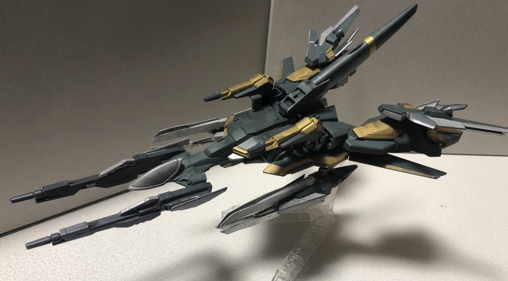 ウェイブライダー形態。ゼータプラスのシールドにウィングゼロのパーツをくっつけてツインバスターもマウントできるように。足はライトニングの物にデルタカイのパーツをつけて派手な感じに。どこか生き物っぽく。