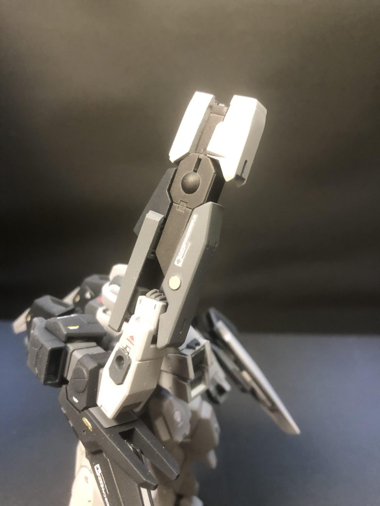 武器は変形時に腰接続用にマグネットをつけ、邪魔にならないように長さ、幅共に詰めました。