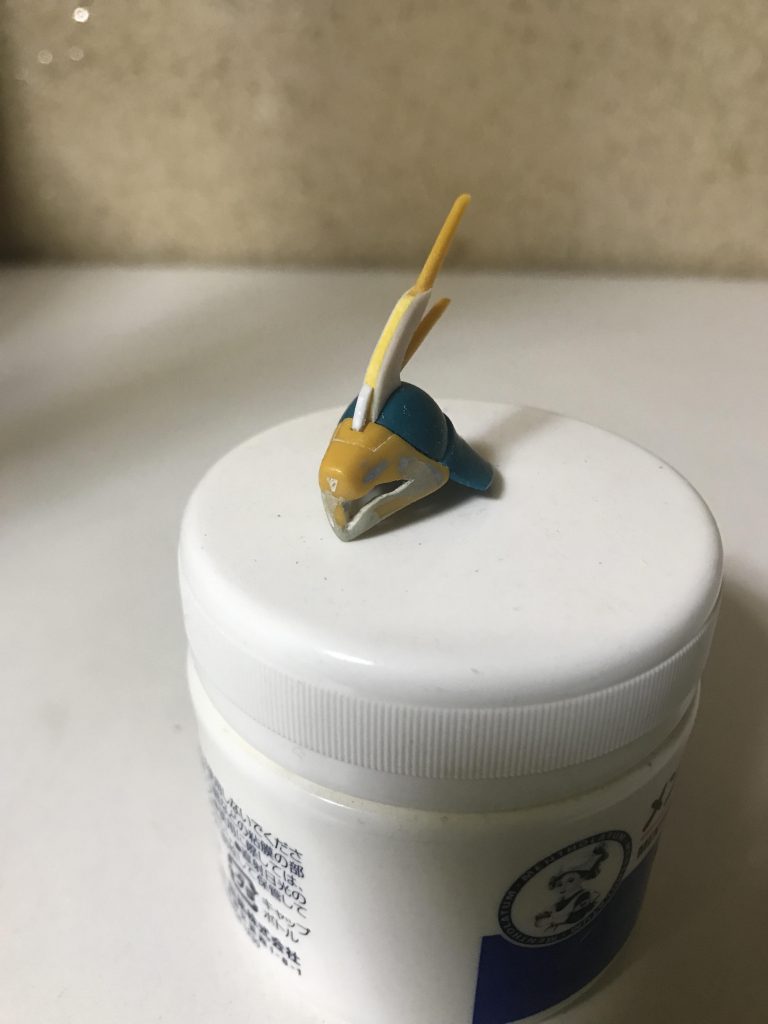 わかる人にしかわからないと思いますが、モノアイスリットのラインをかなり変えてます。かなり偏った好みの顔になっています（笑）