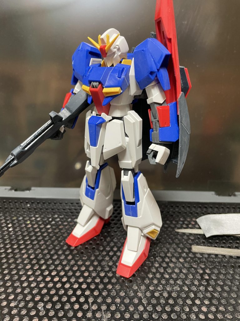 塗装前の状態ですアンテナとアゴのシャープ化以外形状の変更はしていませんが、10年以上前に組んでたはずなのに、全然今でも通用しそうなプロポーションに感動しました合わせ目は今のキットに比べてどうしても目立っていたので、片っ端から瞬間接着剤で埋めていきました