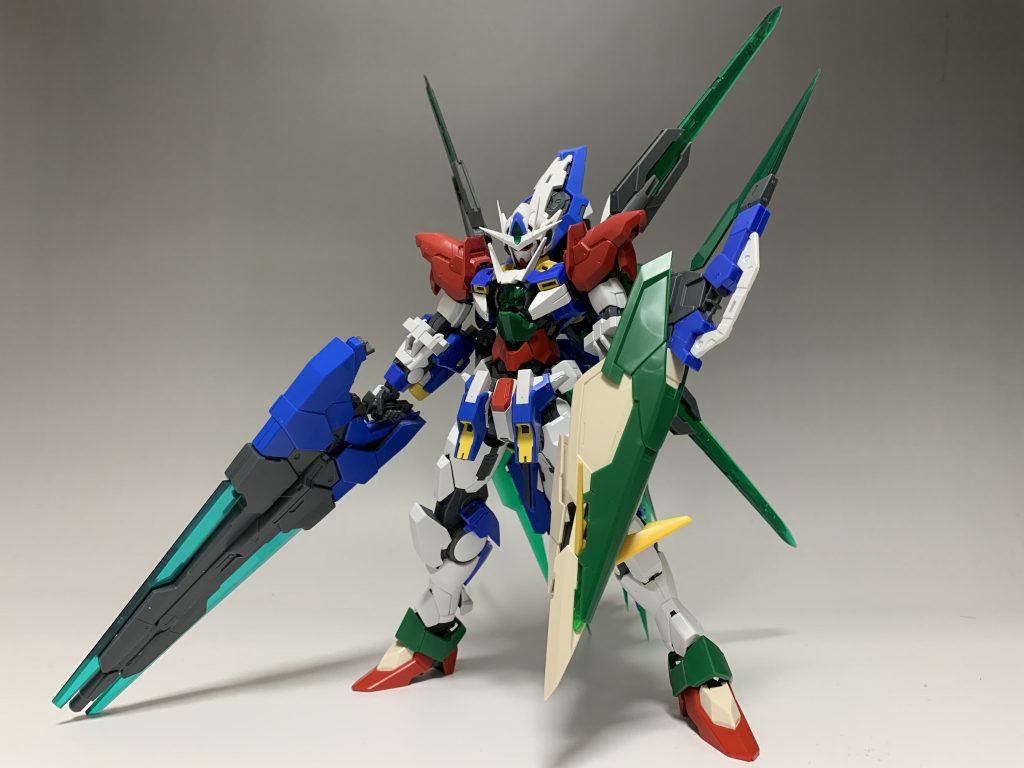 当初はGNソードⅡブラスターを2個合わせたオリジナル武装とGNブレイドガンを配置させたリナーシタのシールドを持たせる予定でしたが、これだけビットを搭載してるならいっその事武器がいらないのではということで最終的には前述した通り、背中のソードビットVを手持ち武器としても使えるようにというコンセプトとなりました😆