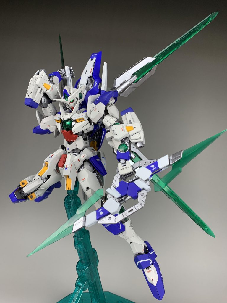 腰のGNシールドビット、ソードビットを射出した第2形態基本的にソードビットとシールドビットを駆使して戦場を駆け抜ける戦闘をとる第1形態、第2形態状態では背部のGNドライヴは使用せず、期待各所に配置されているGNコンデンサーを使用する(最終形態であるクアンタムバースト時の温存のため)