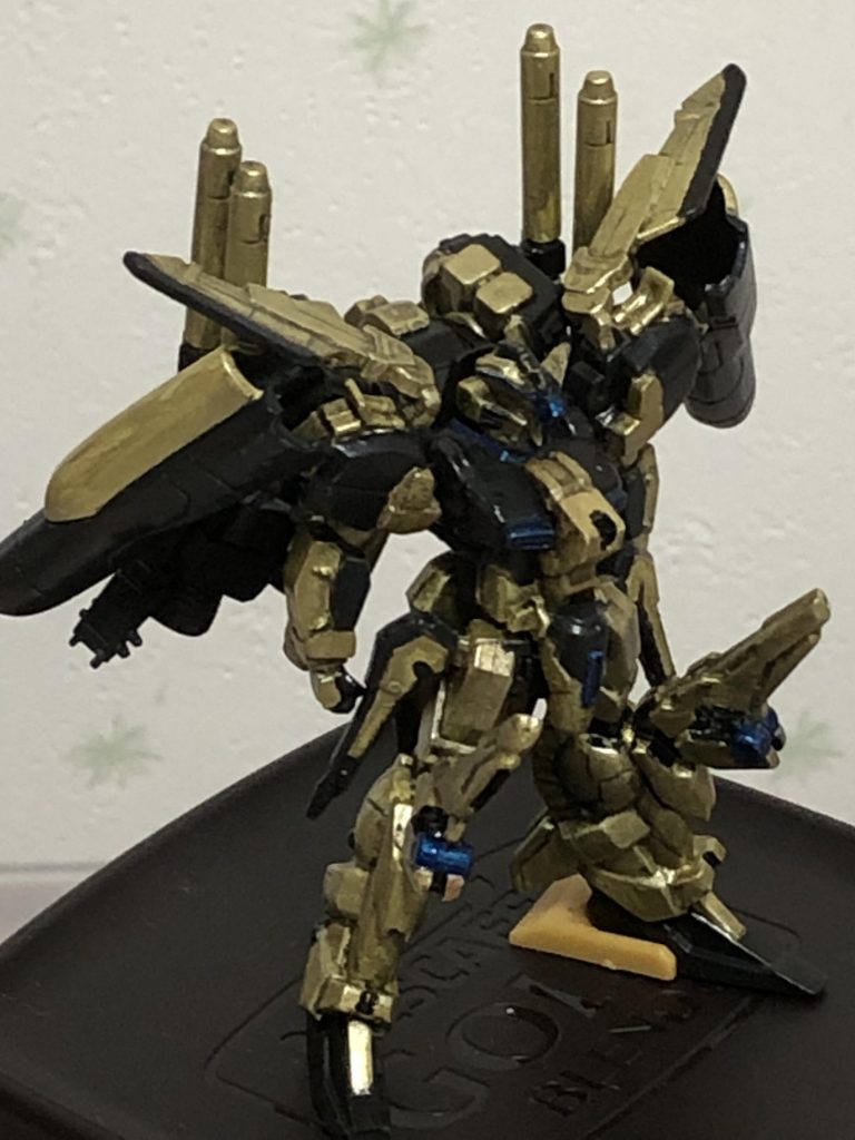 発色よいゴールド感を出す為に、下地にクリームイエローを塗りましたが、最後に間違えて黒色でウォッシングをしてしまい、黒ずんだゴールドとなりました。塗装が厚ぼったく反省です。目が何処にあるのか分からず塗装出来ず…