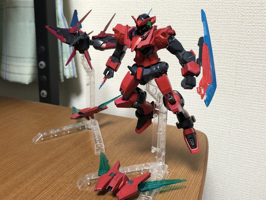 トランザムブースターはもちろん健在。後から製作したという設定なのでカラーは本体と少し変えました。