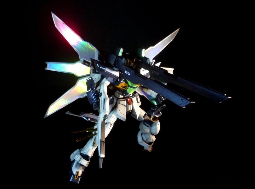 リフレクターには車用ラッピングシートのホログラムシルバーを張り付け。