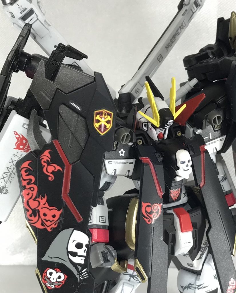 っとゆう事で、クロスボーンガンダムX1・フルクロス(Ver.dope)でした! 仕上がりに関しては完成を急いだため所々甘いところがある事は事実です😅  ただ、なんであれ完成した事をまずは喜びたいなと思っています👍🏻多分ですが、完璧に仕上げたと思っても1年後に見返したら「ここが甘いな」っとかどーせ思ってしまうと思うんですよね💧それでまたズルズルと放置するぐらいなら、一回形にしてあげたほうがこのキットに対しても、私の精神衛生に対しても良いと判断しました! しっかり気に入ってますので、もうそれだけで充分です✨