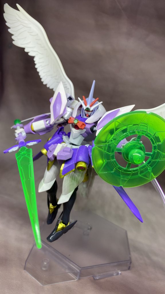 そして闇堕ちしてからの天使化ということで羽根を取り付けました。羽根はダンボール戦記のエフェクトパーツ(ホーリーランスだっけ?)のものを使用。このパーツ、可動などものすごく制限されてるのですがワンパーツ成形なので形は凄くキレイなんですよね♫……横幅はすごい取りますが…。羽根の接続にはホーリーランス基部にファルシアのバックパック?のサイドの長方形の差し込み部に合わせたランナータグを接着して取り付け出来るようにしました。