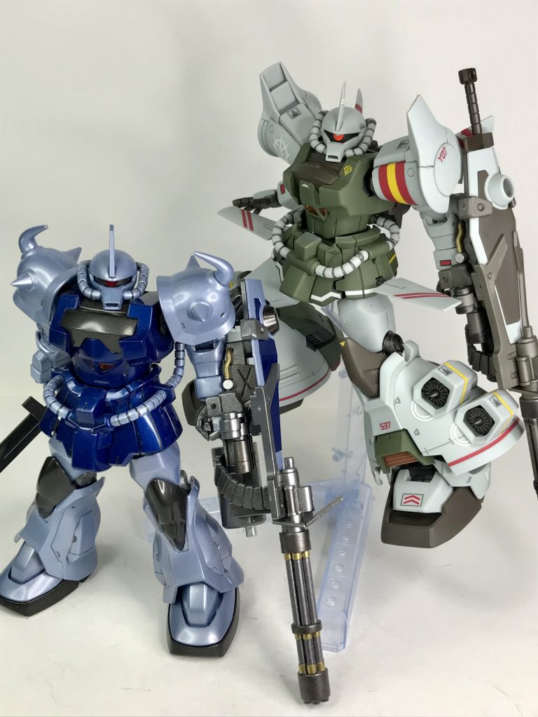 ベースになったグフカスタムと。似ているようで、あちこちかなり異なっています。そして、山ほど部品が余りました（汗）