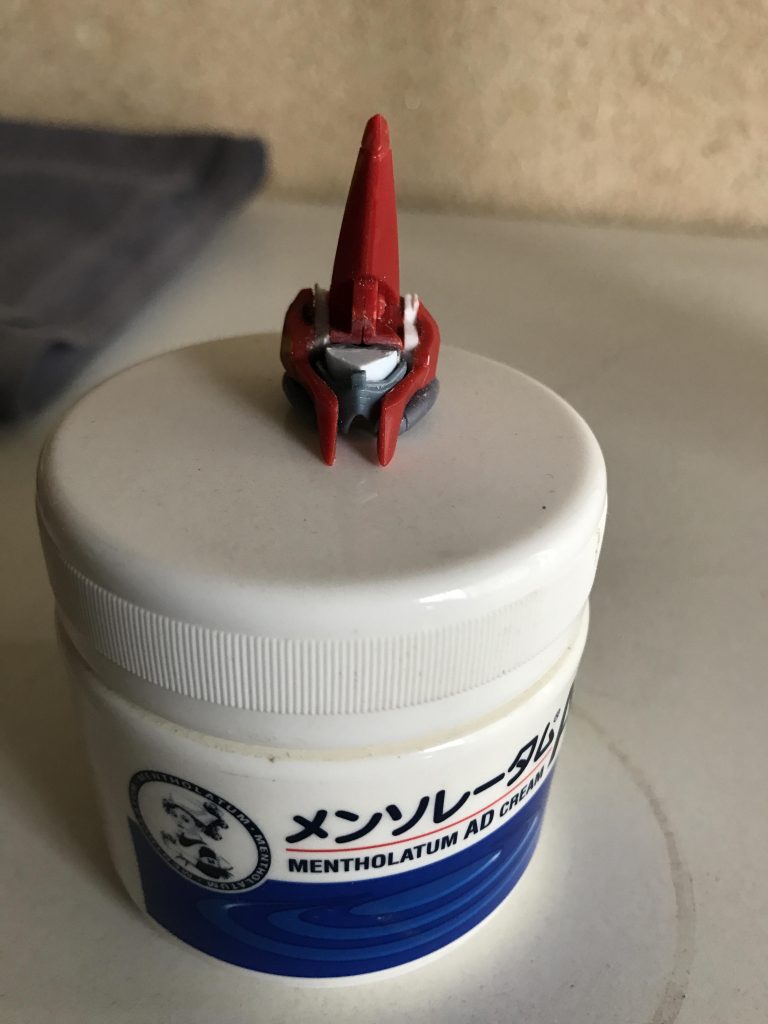 左右に1.5mmずつクチバシが広がったので、3mmのゼータフェイスが入るスペースができました。ちなみに、旧FAZZのジャンクパーツから作りました。